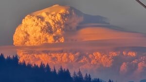 You can only see these fire clouds during huge wildfires