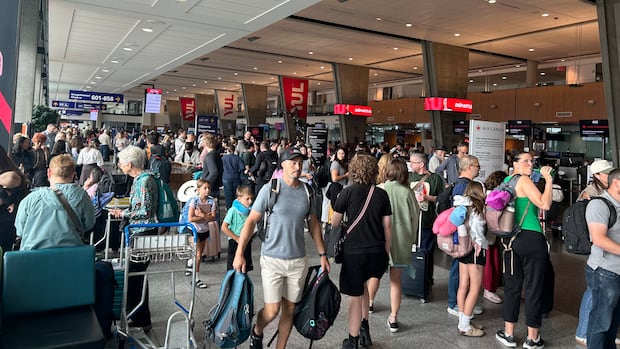 Passenger reports exhaust smell as U.S. customs resume operations at Montreal airport