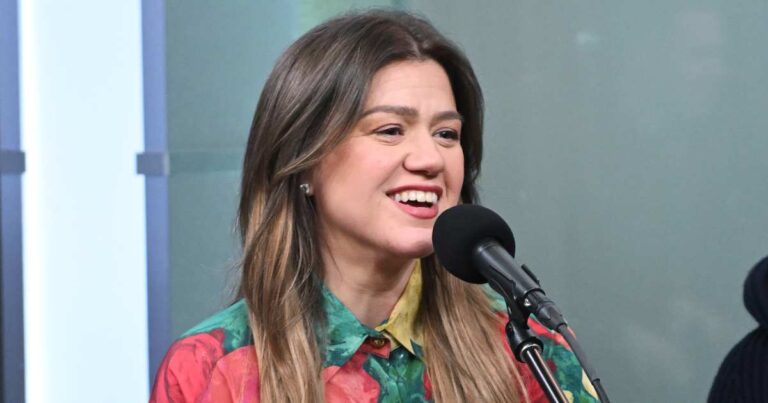 Kelly Clarkson Jokes Her Small Breasts Are ‘Perfect’ While Narrowly Avoiding Wardrobe Malfunction