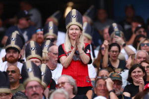 White Sox invoke pope hats for fans and HR celebrations but can’t hold on in extras vs. Reds