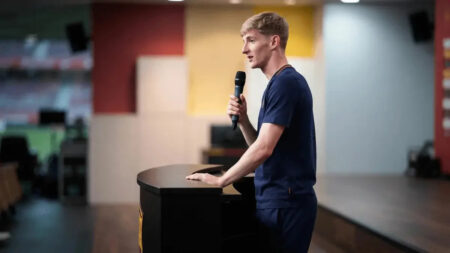 Anthony Gordon delivers Barcelona unveiling in Spanish after six lessons