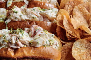 How to make a juicy lobster roll at home