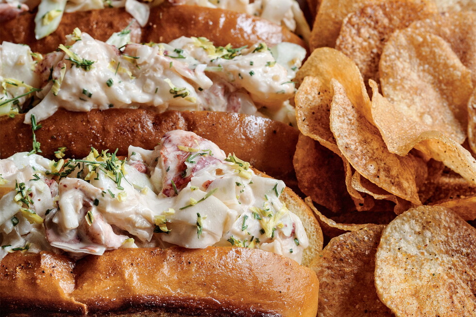 How to make a juicy lobster roll at home