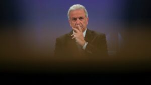 Greek parliament lifts Avramopoulos immunity