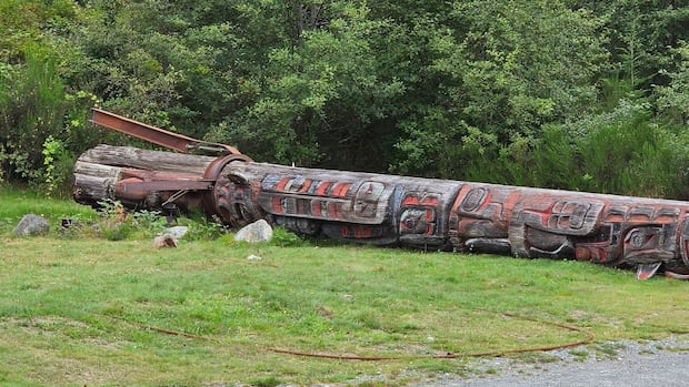 World’s tallest totem pole comes down in Alert Bay, B.C., after more than 50 years
