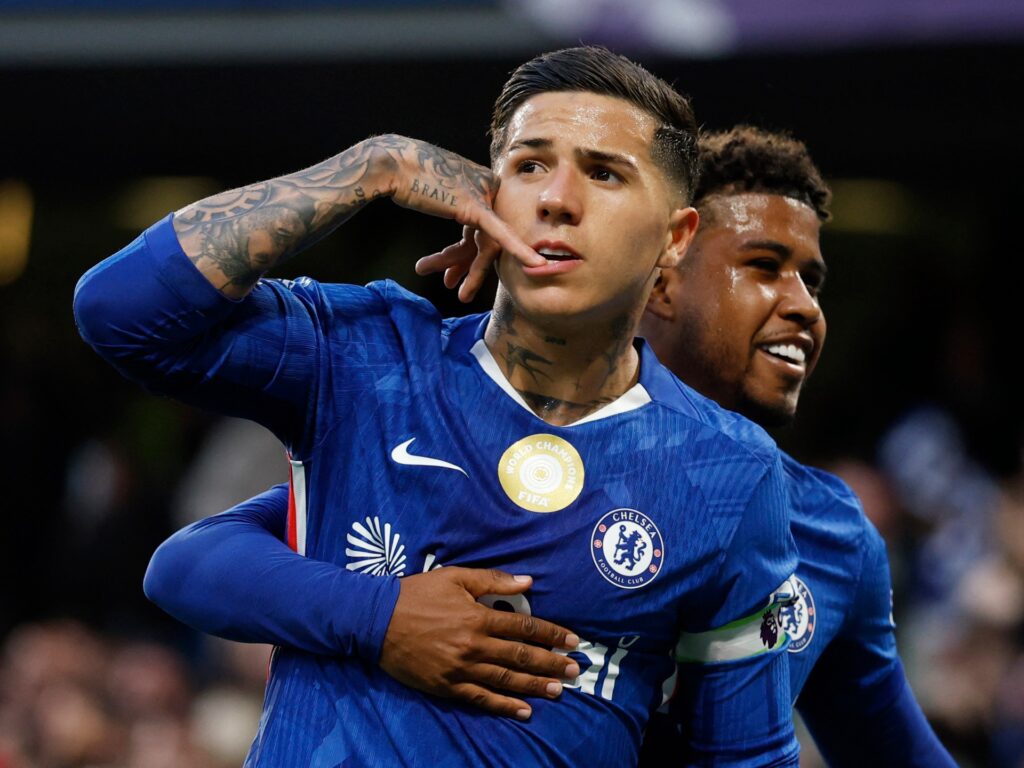 Fernandez transfers to Man City from Chelsea in joint British record fee